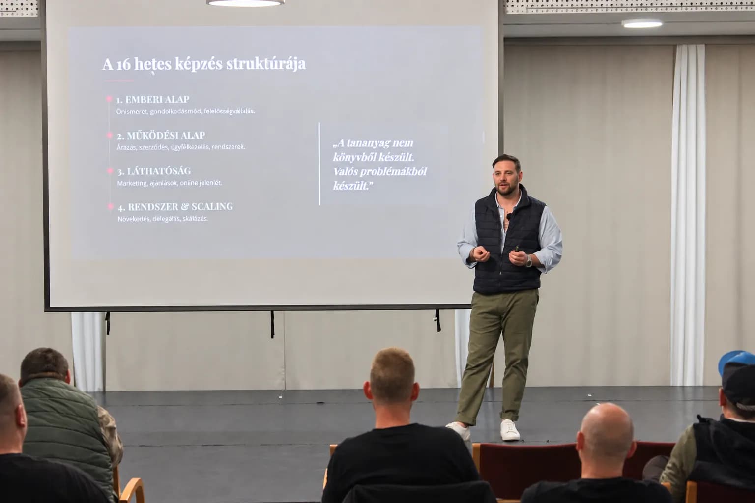 Gungl László előad, mögötte a vásznon a 16 hetes képzés felépítése